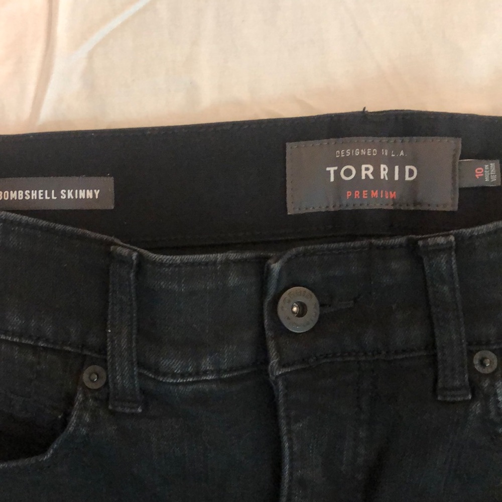 Torrid bombshell skinny distressed crop